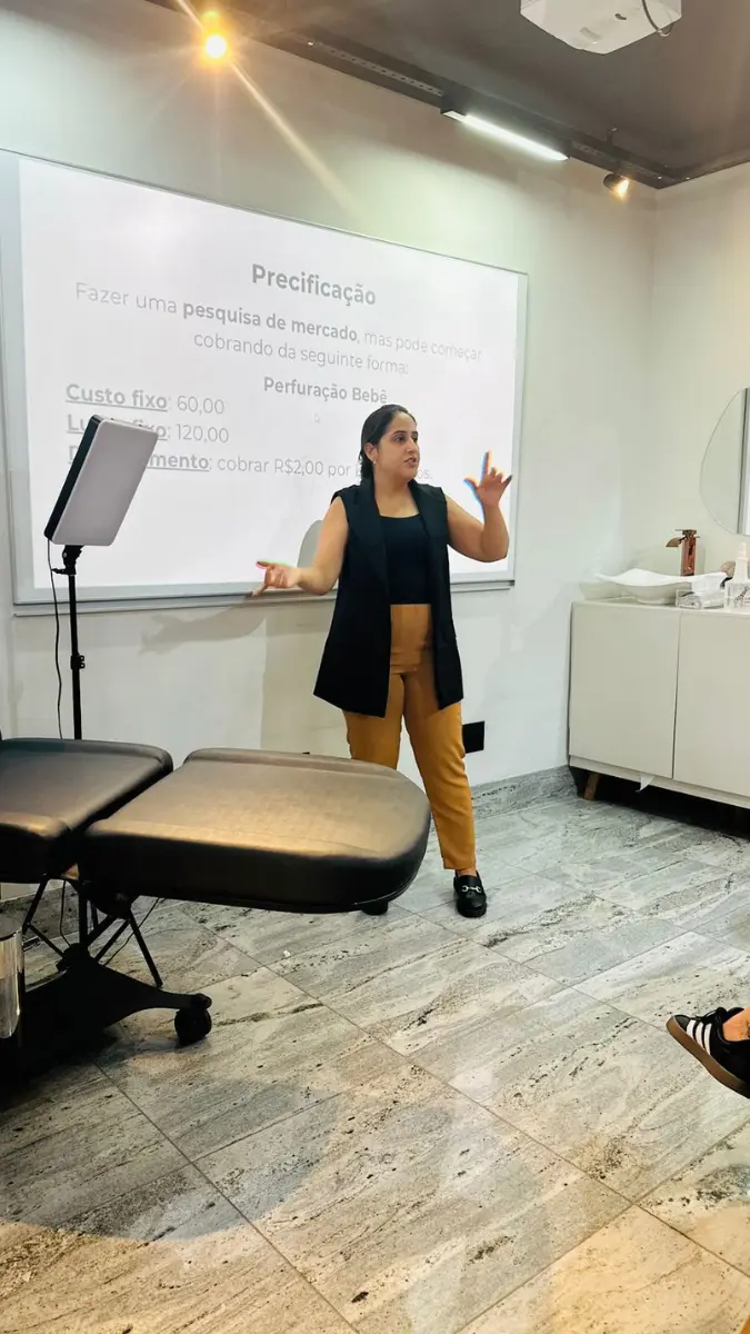 aula pratica teórica de materiais ensinados e utilizados na prática do curso de furar orelha de bebe