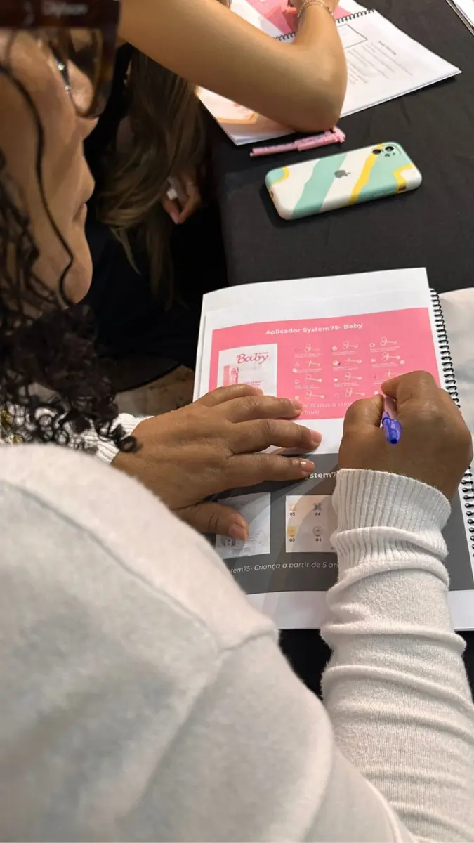 Dispositivo aplicador e brincos em embalagem estéril do curso de perfuração de orelha