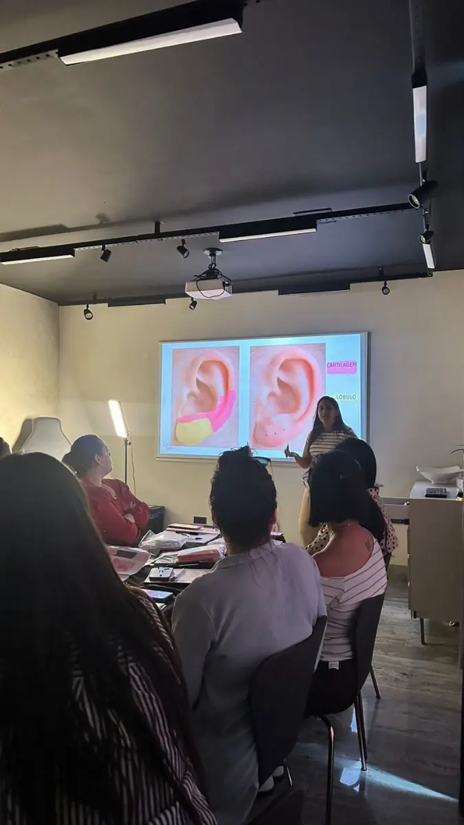 Orelha com múltiplos pontos de perfuração estéticos e harmônicos aplicados de acordo com as técnicas de visagismo do furo humanizado curso